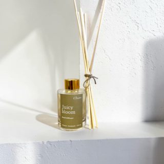Τα αρωματικά χώρου με στικς ανανεώνουν τη διακόσμηση και δημιουργούν την ατμόσφαιρα που χρειάζεται. 

Ο πιο εύκολος και γρήγορος τρόπος να αρωματίσετε το χώρο σας στο αγαπημένο σας άρωμα. 

•Οικολογικό προϊόν-πλήρως βιοαποικοδομήσιμο
•Μη εύφλεκτο
•Δεν επιβαρύνει περιβάλλον
•Μη τοξικό 
•Δεν περιέχει αλκοόλ
•Εξατμίζεται τελείως και δεν αφήνει κατάλοιπα
•Καινοτόμα fiber reeds: αναποδογυρίζετε τα στικς για μεγαλύτερη ένταση αρώματος
•Διάρκεια: 6 μήνες

#elmate_atelier #handmade #reeddiffuser