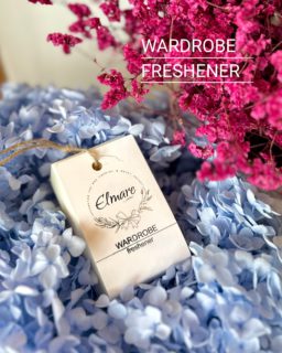 Wardrobe freshener ✨

✨ Μετατρέψτε κάθε άνοιγμα της ντουλάπας σας σε μια μικρή εμπειρία φρεσκάδας και ευεξίας. ✨

Τα αρωματικά ντουλάπας μας είναι σχεδιασμένα για να χαρίζουν διακριτικό και ευχάριστο άρωμα στα ρούχα, τα λευκά είδη και τον προσωπικό σας χώρο, δημιουργώντας μια αίσθηση καθαριότητας και φροντίδας που διαρκεί.

🌸 Ιδανικά για ντουλάπες, συρτάρια, αποθηκευτικούς χώρους και κάθε σημείο που θέλετε να γεμίσει με όμορφες αρωματικές νότες.

Γιατί οι μικρές λεπτομέρειες είναι αυτές που κάνουν τη διαφορά στην καθημερινότητά μας. Ένα όμορφο άρωμα μπορεί να αλλάξει τη διάθεση, να ξυπνήσει αναμνήσεις και να κάνει κάθε στιγμή λίγο πιο ξεχωριστή.

💐 Χαρίστε στον χώρο και στα αγαπημένα σας υφάσματα την περιποίηση που τους αξίζει.

#elmare_atelier #handmade #wardbrobe #homescents