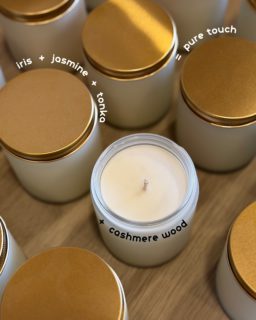✨ PURE TOUCH ✨

Ζεστό, βελούδινο και απόλυτα εκλεπτυσμένο.

Ένα άρωμα που ντύνει τον χώρο με νότες κεχριμπαριού, tonka και απαλού κασμίρ, δημιουργώντας μια αίσθηση πολυτέλειας που μένει στην ατμόσφαιρα για ώρες.

Η λουλουδάτη του καρδιά ισορροπεί ιδανικά με τις βαθιές, αισθησιακές βάσεις, χαρίζοντας έναν χαρακτήρα κομψό, διαχρονικό και ξεχωριστό.

Για στιγμές χαλάρωσης, ζεστασιάς και μικρής καθημερινής πολυτέλειας.

🤍 Pure Touch
A scent that leaves an impression.

Μπορείς να το βρεις σε όλα τα προϊόντα στο 
www.elmare-atelier.gr

#elmare_atelier #PureTouch #HomeFragrance